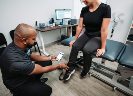 Strength testing of knee extensors with dynanometry with physiotherapist