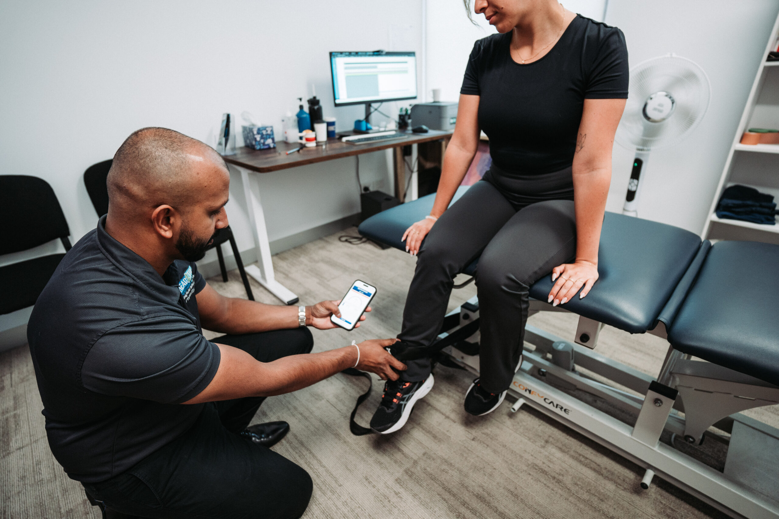 Strength testing of knee extensors with dynanometry with physiotherapist